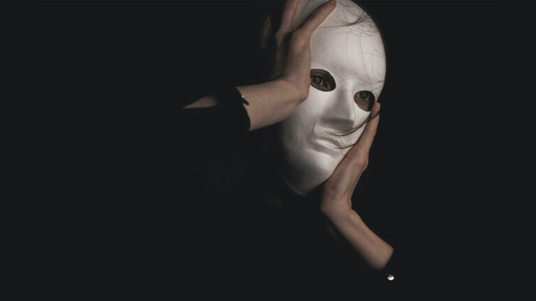 Mensch mit Maske auf dem Gesicht